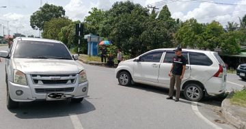 ร้อยเวร ออกตรวจสอบที่เกิดเหตุ รถเฉี่ยวชนบนถนนสาย นคร-สงขลา แยกชลประทาน เป็นกะบะ กับ รถยนต์อเนกประสงค์