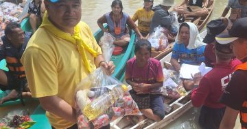 ชุด ชมส พร้อมสายตรวจรถยนต์. จราจร. ออตรวจเยี่ยมประชาชนที่ได้รับอุทกภัยในพื้นที่ ม.๑๘. ต.ท่าเรือ