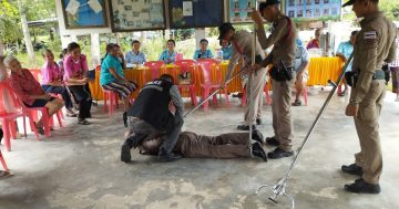 สาธิตยุทธวิธีการใช้ไม้ง่ามเข้าระงับเหตุ สถานีตำรวจภูธรชะเมา