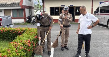 กิจกรรมจิตอาสา บำเพ็ญประโยชน์ เก็บกวาดใบไม้ ปรับภูมิทัศน์รอบที่ทำการ สภ.ชะเมา