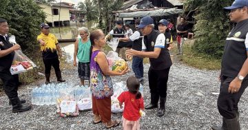 ชุด ชมส. ช่วยเหลือราษฎรที่ได้รับผลกระทบจากภัยพิบัติน้ำท่วมอำเภอเมืองจังหวัดนครศรีธรรมราช