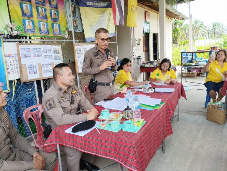 พ.ต.อ.ยรรยง หิรัญบูรณะ ร่วมประชุมชุมชนหัวถนน ก้าวหน้า เพื่อพูดถึงที่มาของโครงการ และวิธีการดำเนินตามโครงการ 1 ตำรวจ 1 หมู่บ้านในพื้นที่ ของสถานีตำรวจภูธรชะเมา