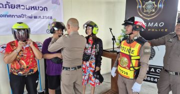 ข่ายงานจราจร ดำเนินโครงการสวมหมวกนิรภัย ๑๐๐% มอบหมวกนิรภัยให้แก่ประชาชนผู้ใช้รถใช้ถนน หน้าที่ทำการ สถานีตำรวจภูธรชะเมา ต.ท่าเรือ อ.เมือง จ.นครศรีธรรมราช