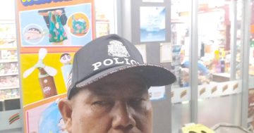 สายตรวจรถยนต์ (ชป.20) ออกลาดตระเวนเปิดสัญญาณไฟวับวาบ ปรากฏกายเห็นเด่นชัด ตรวจร้านสะดวกซื้อ
